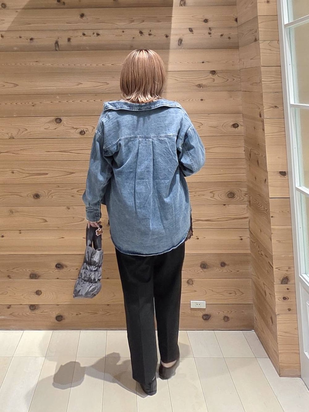 ブラウン系のキャミソール、ブラック系のバレエシューズ、ホワイト系のTシャツ/カットソーを着用したレディースの秋コーディネートの3枚目の写真