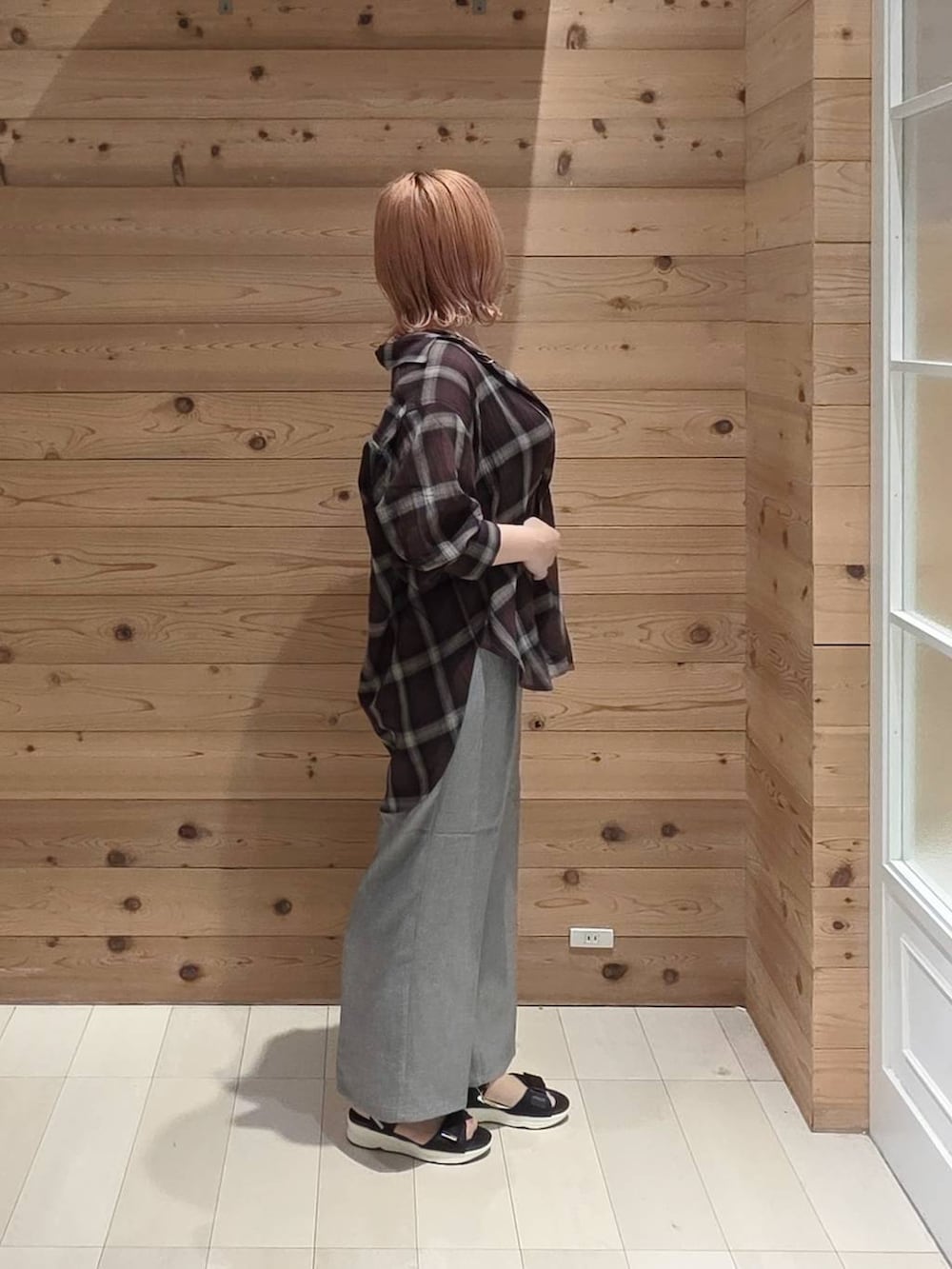 ベージュ系のショルダーバッグ、グレー系のその他パンツ、ブラック系のタンクトップを着用したレディースの夏コーディネートの2枚目の写真