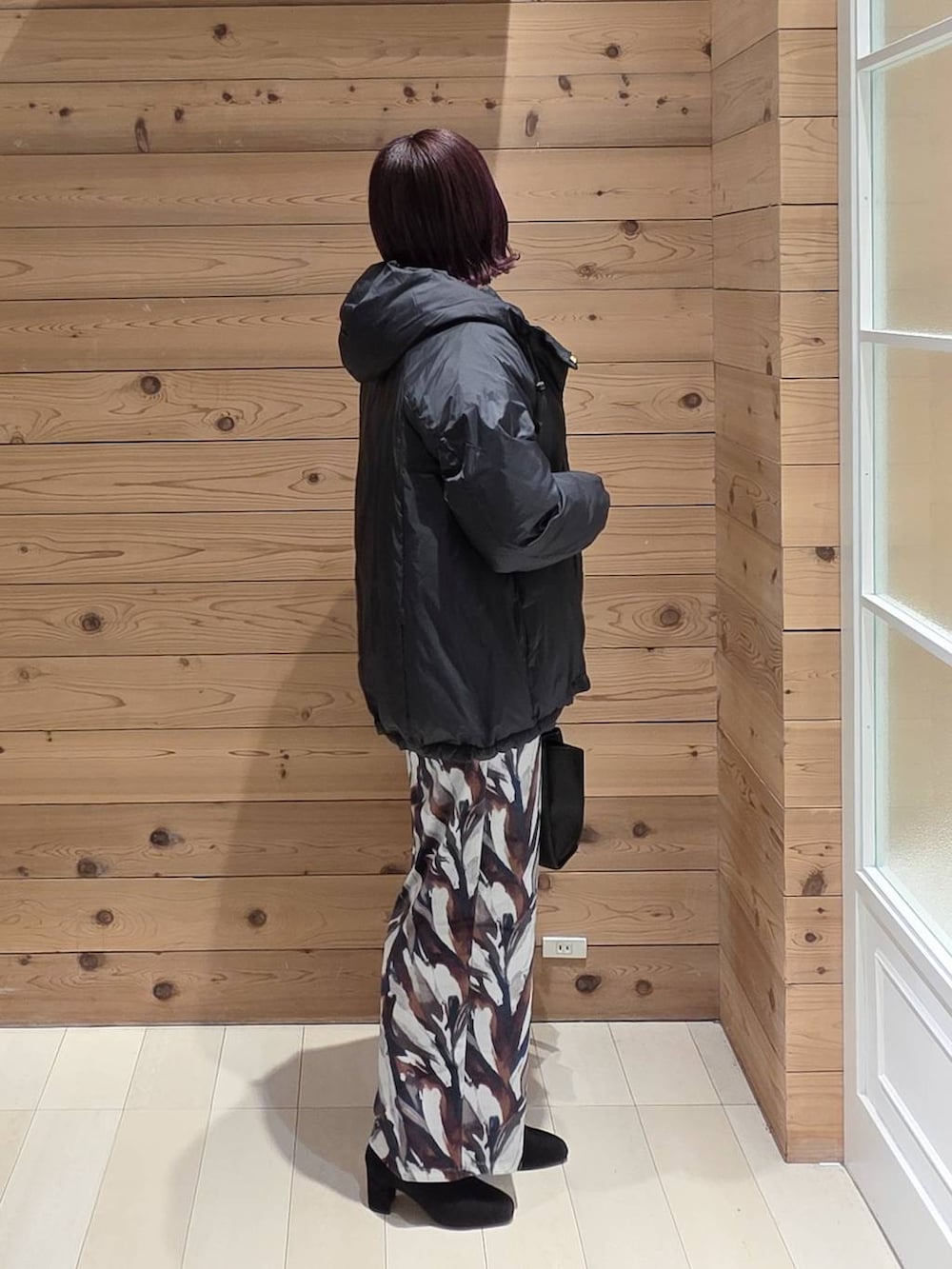 ブラック系のダウンジャケット/コート、ブルー系のニット/セーター、その他のブーツを着用したレディースの冬コーディネートの2枚目の写真