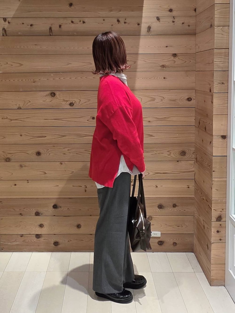 ブラック系のローファー、ブラウン系のボストンバッグ、その他のシャツ/ブラウスを着用したレディースの冬コーディネートの2枚目の写真