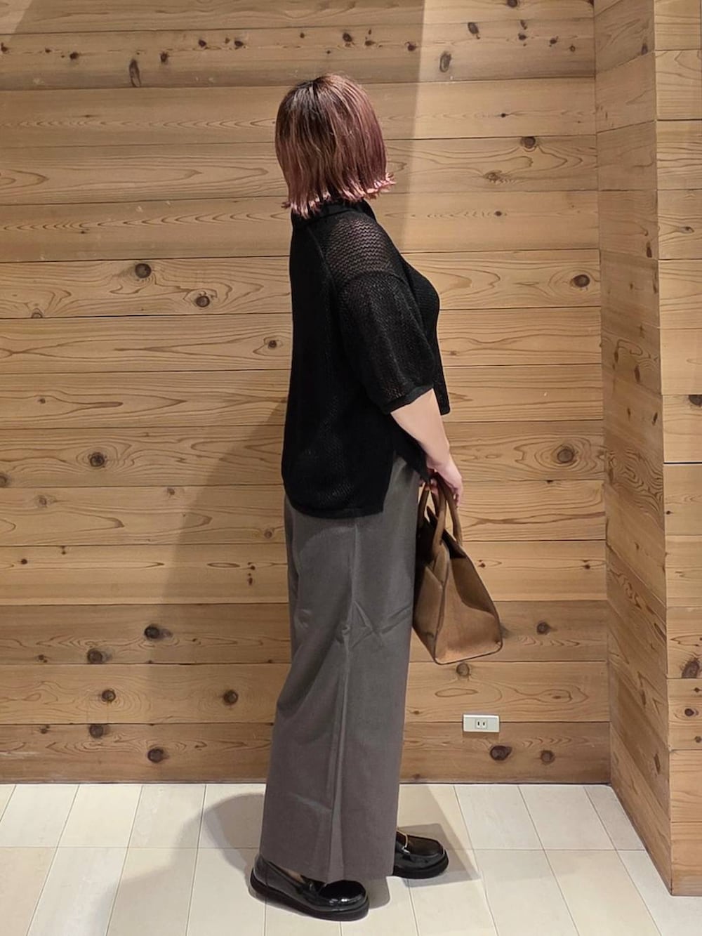 ブラック系のローファー、ブラック系のタンクトップ、ブラウン系のその他パンツを着用したレディースの秋コーディネートの2枚目の写真