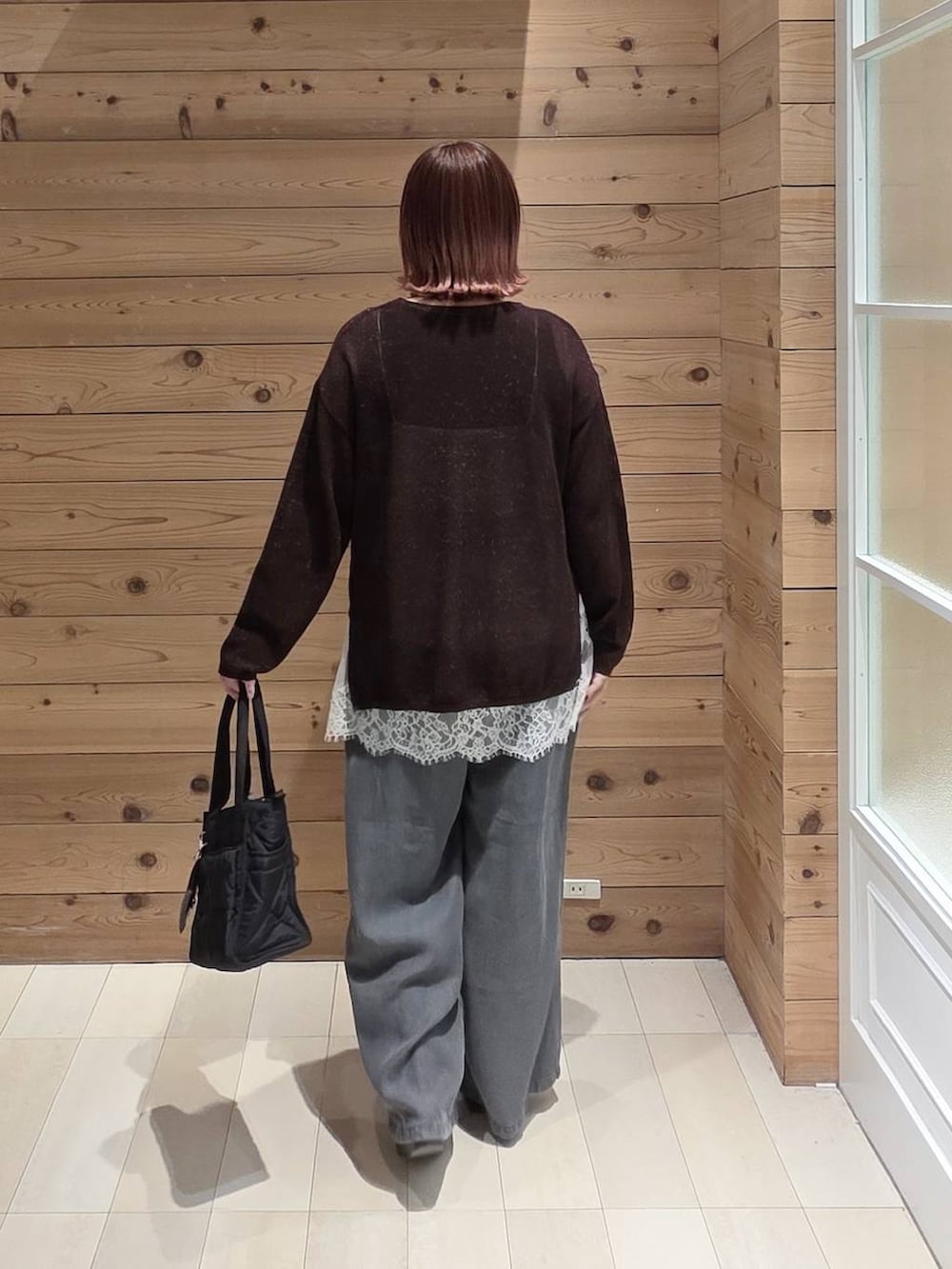 ブラック系のバレエシューズ、ブラック系のトートバッグ、ブラック系のタンクトップを着用したレディースの春コーディネートの3枚目の写真