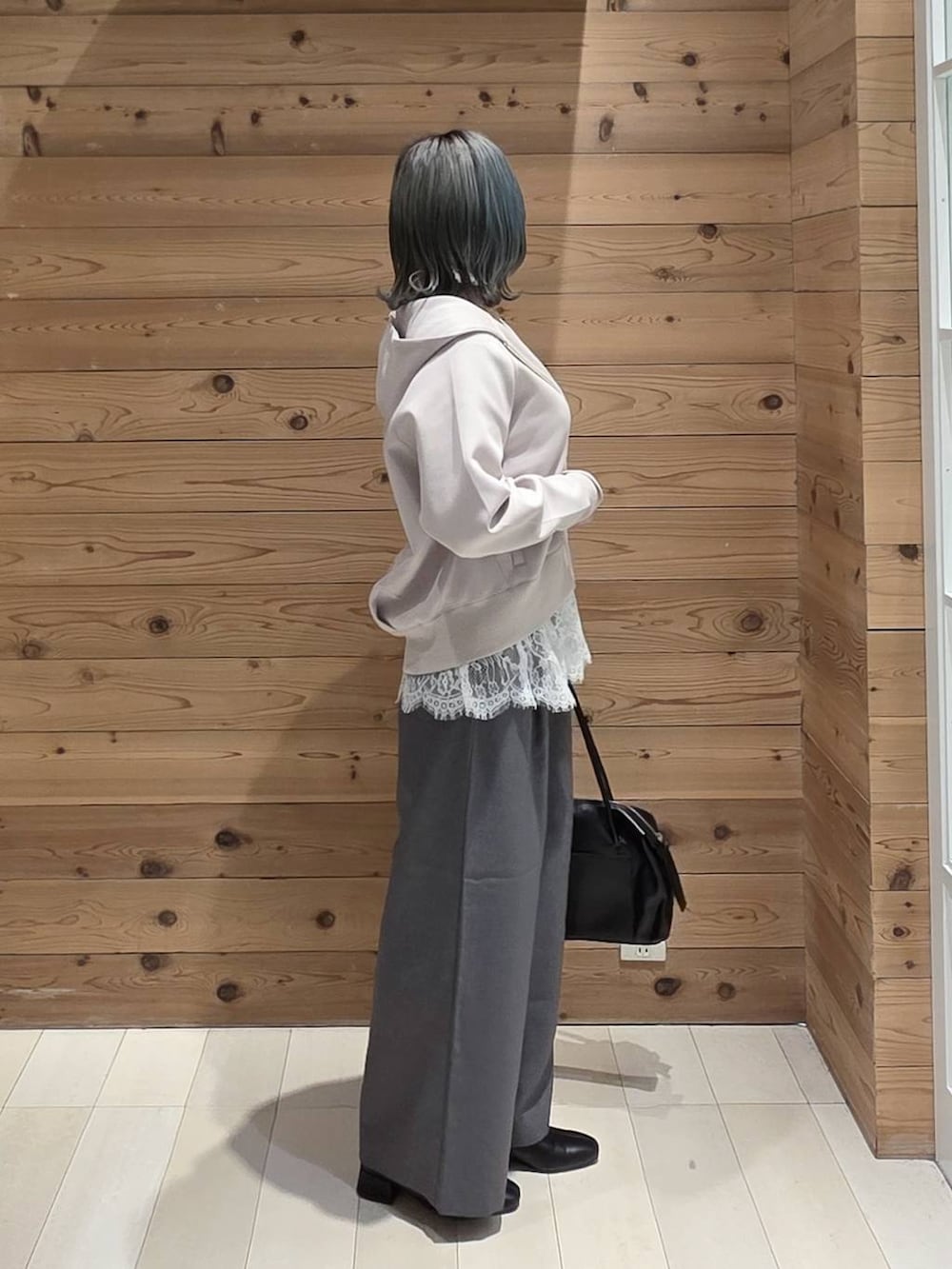 ホワイト系のTシャツ/カットソー、ベージュ系のパーカー、ブラック系のブーツを着用したレディースの秋コーディネートの2枚目の写真