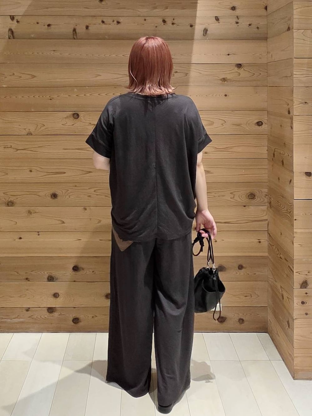 グレー系のTシャツ/カットソー、ブラック系のボディバッグ/ウエストポーチ、ベージュ系のサンダルを着用したレディースの夏コーディネートの3枚目の写真