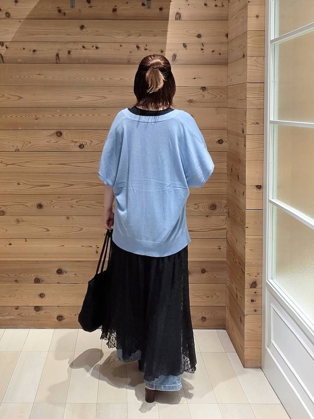 ブルー系のカーディガン/ボレロ、ブルー系のデニムパンツ、ブラック系のタンクトップを着用したレディースの夏コーディネートの3枚目の写真
