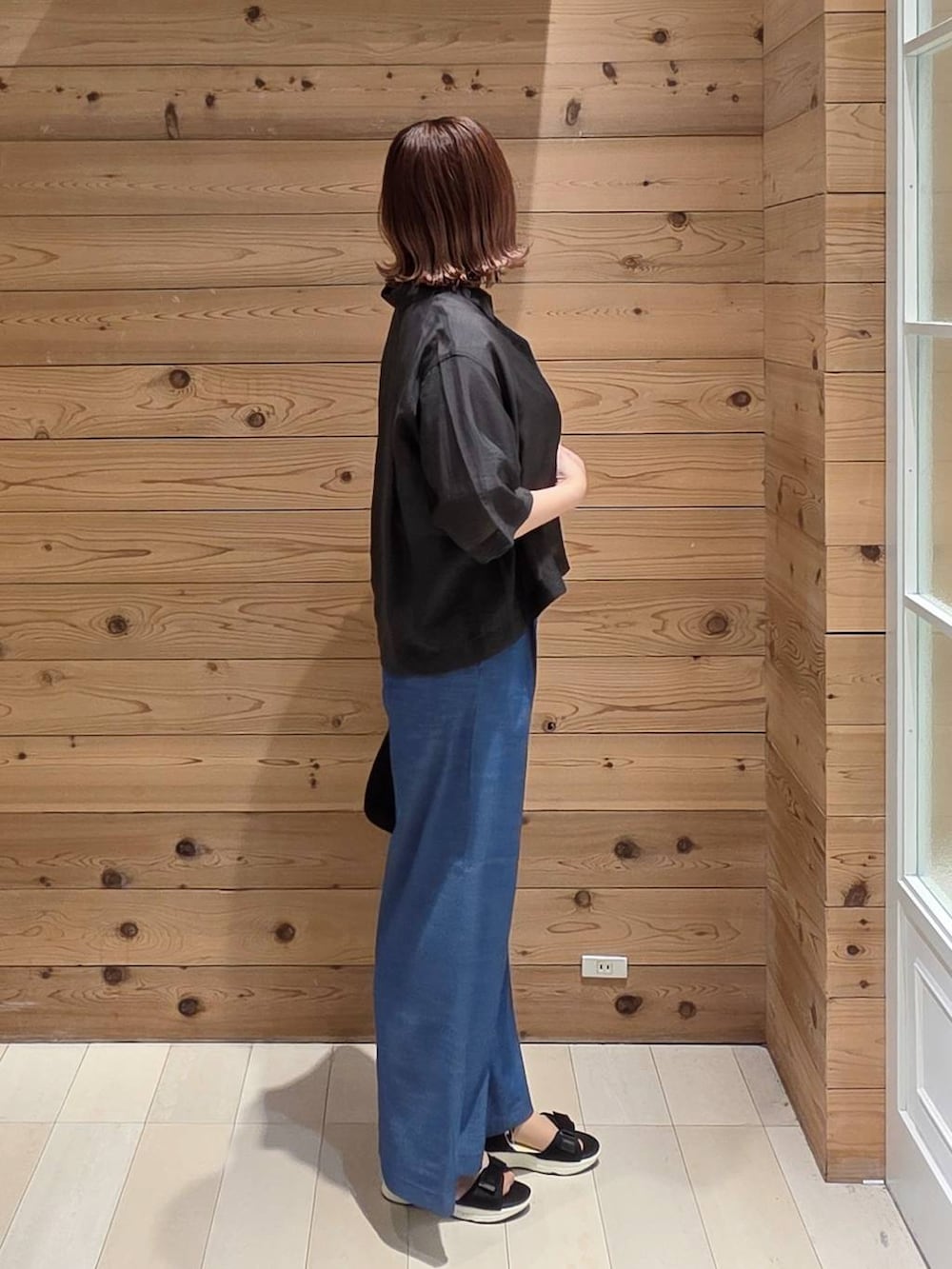 ブルー系のその他パンツ、グレー系のシャツ/ブラウス、ホワイト系のTシャツ/カットソーを着用したレディースの春コーディネートの2枚目の写真