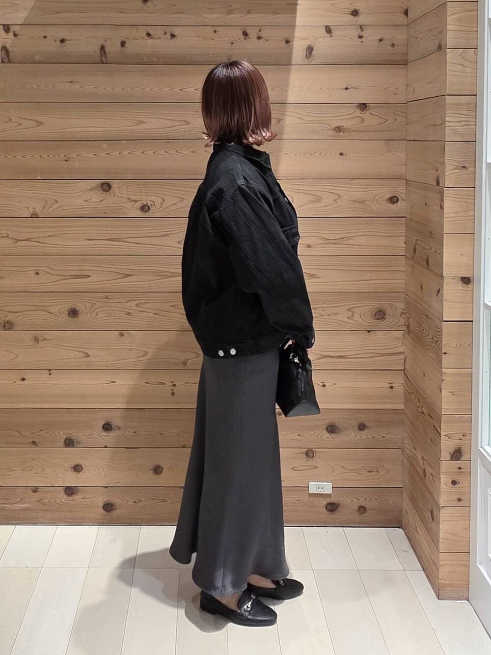 ブラック系のローファー、ブラック系のショルダーバッグ、ブラック系のTシャツ/カットソーを着用したレディースの冬コーディネートの2枚目の写真