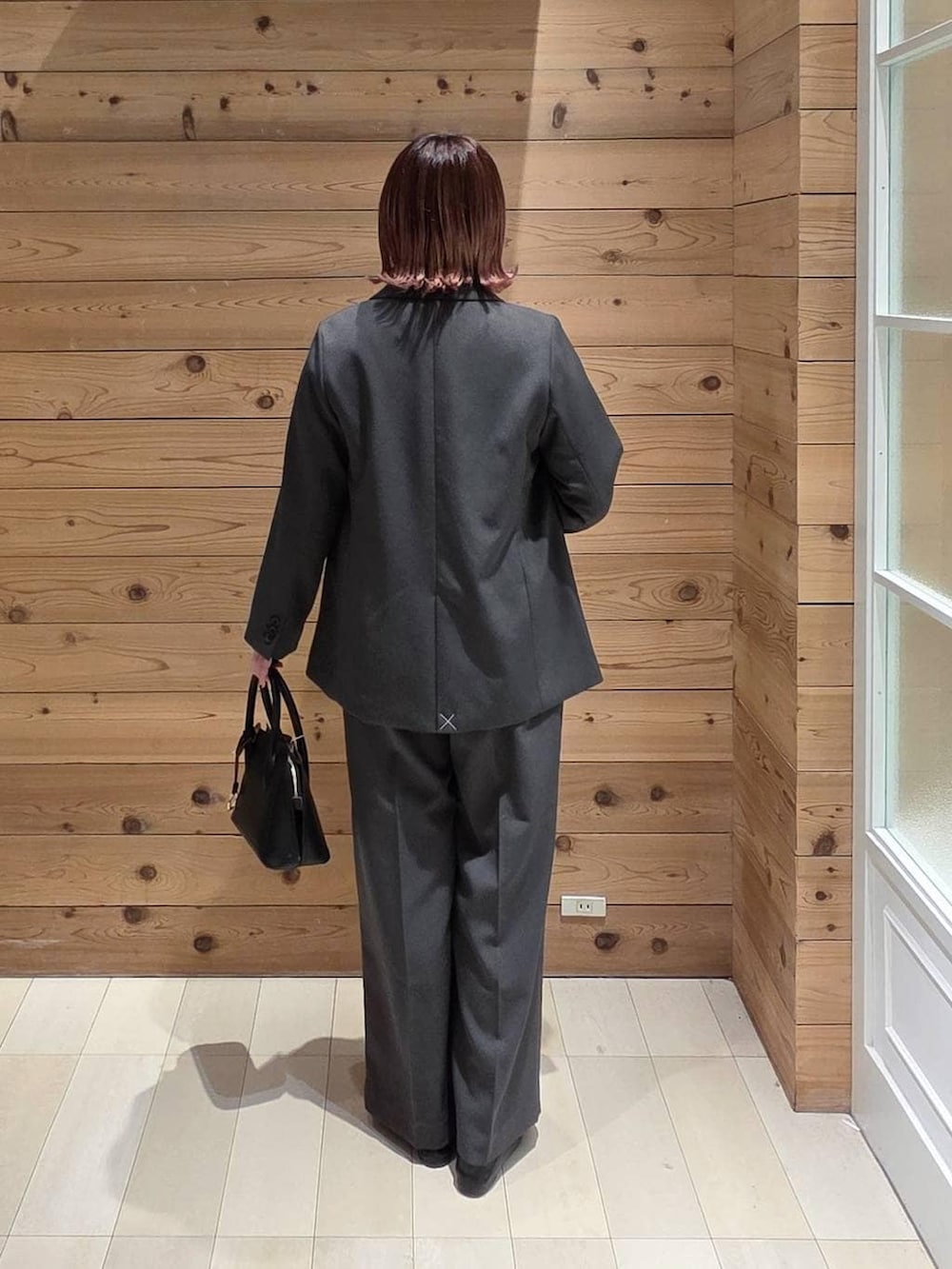 ブラック系のローファー、ブラック系のショルダーバッグ、ホワイト系のシャツ/ブラウスを着用したレディースの冬コーディネートの3枚目の写真