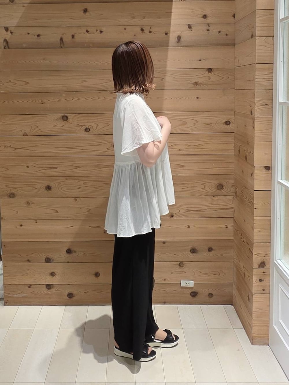 ホワイト系のタンクトップ、ブラック系のその他パンツ、グレー系のショルダーバッグを着用したレディースの夏コーディネートの2枚目の写真