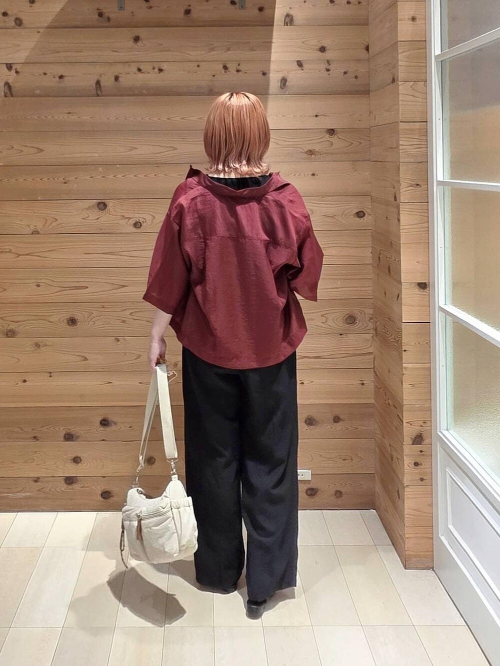 ホワイト系のショルダーバッグ、ブラック系のその他パンツ、レッド系のシャツ/ブラウスを着用したレディースの夏コーディネートの3枚目の写真