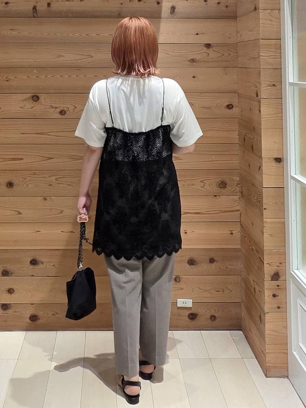 ブラック系のキャミソール、ブラウン系のその他パンツ、ホワイト系のTシャツ/カットソーを着用したレディースの夏コーディネートの3枚目の写真