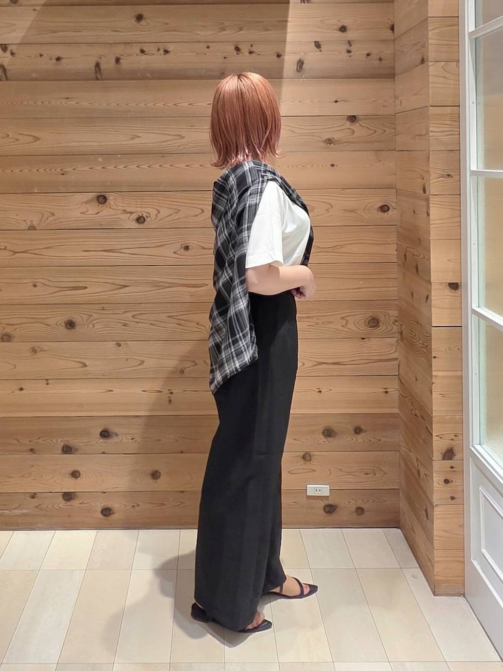 その他のショルダーバッグ、ブラック系のその他パンツ、ブラック系のサンダルを着用したレディースの夏コーディネートの2枚目の写真