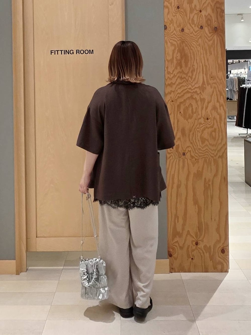 ブラウン系のテーラードジャケット、ベージュ系のその他パンツ、ブラック系のタンクトップを着用したレディースの夏コーディネートの3枚目の写真