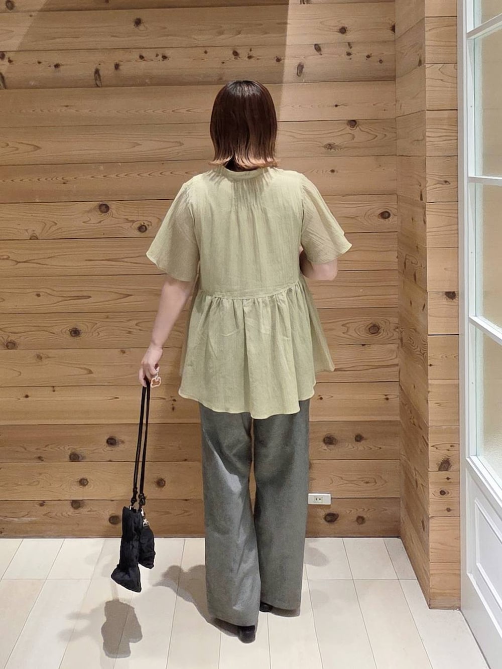 グレー系のその他パンツ、ホワイト系のタンクトップ、グリーン系のシャツ/ブラウスを着用したレディースの夏コーディネートの3枚目の写真
