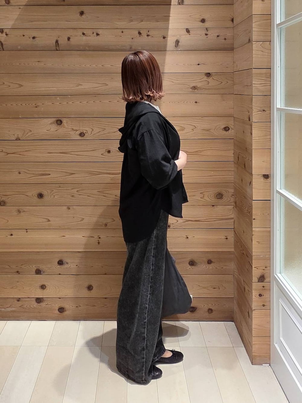 ブラック系のバレエシューズ、ブラック系のデニムパンツ、ブラック系のシャツ/ブラウスを着用したレディースの春コーディネートの2枚目の写真