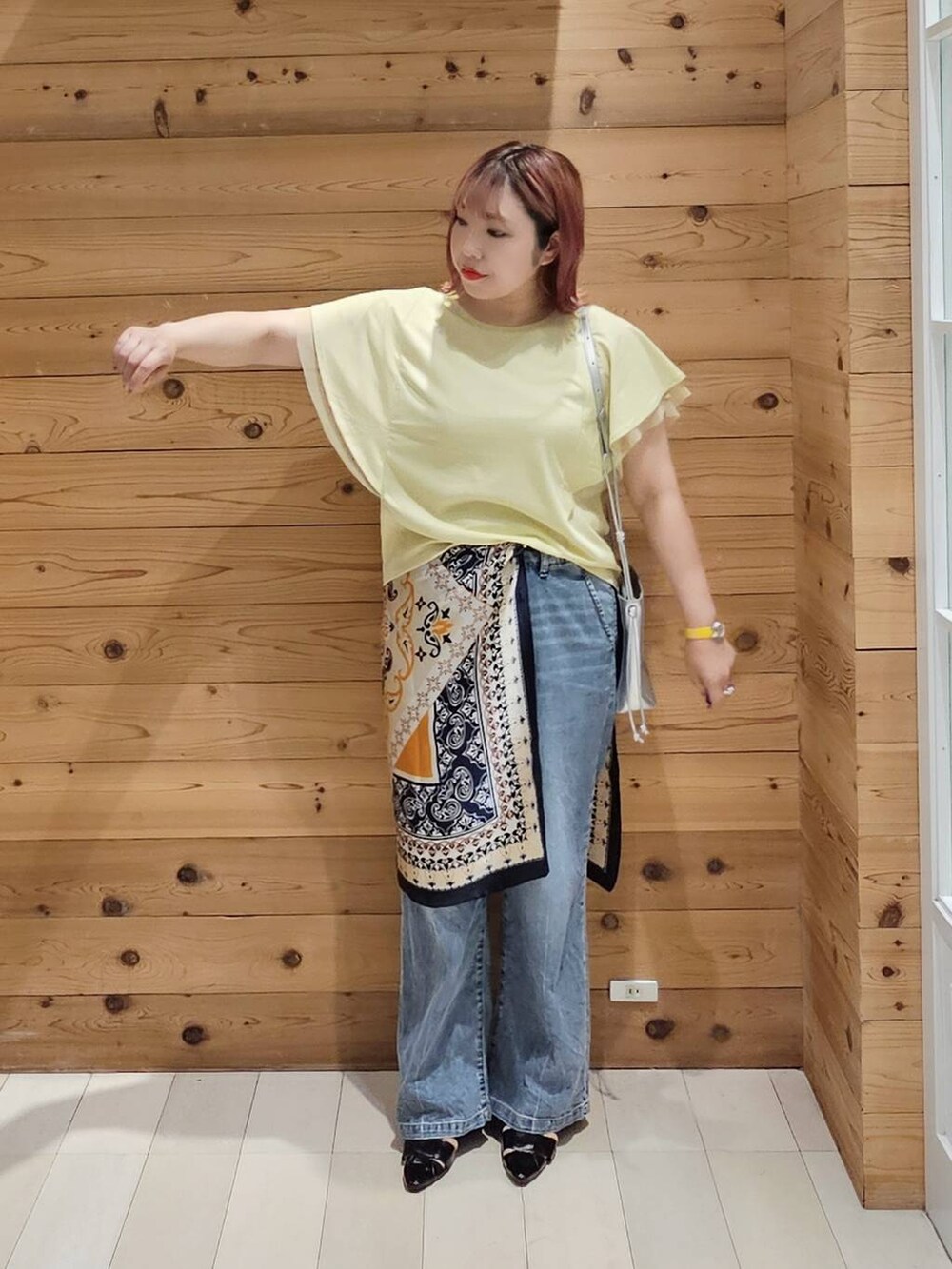 イエロー系のTシャツ/カットソー、ブラック系のパンプス、シルバー系のショルダーバッグを着用したレディースの夏コーディネートの4枚目の写真