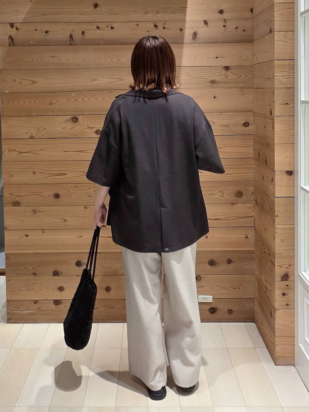 グレー系のテーラードジャケット、ベージュ系のその他パンツ、ホワイト系のTシャツ/カットソーを着用したレディースの夏コーディネートの3枚目の写真