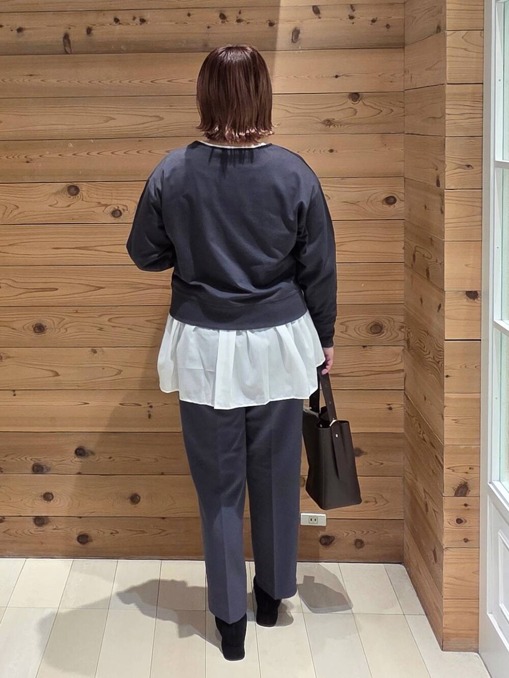 ブラウン系のショルダーバッグ、グレー系のその他パンツ、グレー系のチェスターコートを着用したレディースの秋コーディネートの3枚目の写真