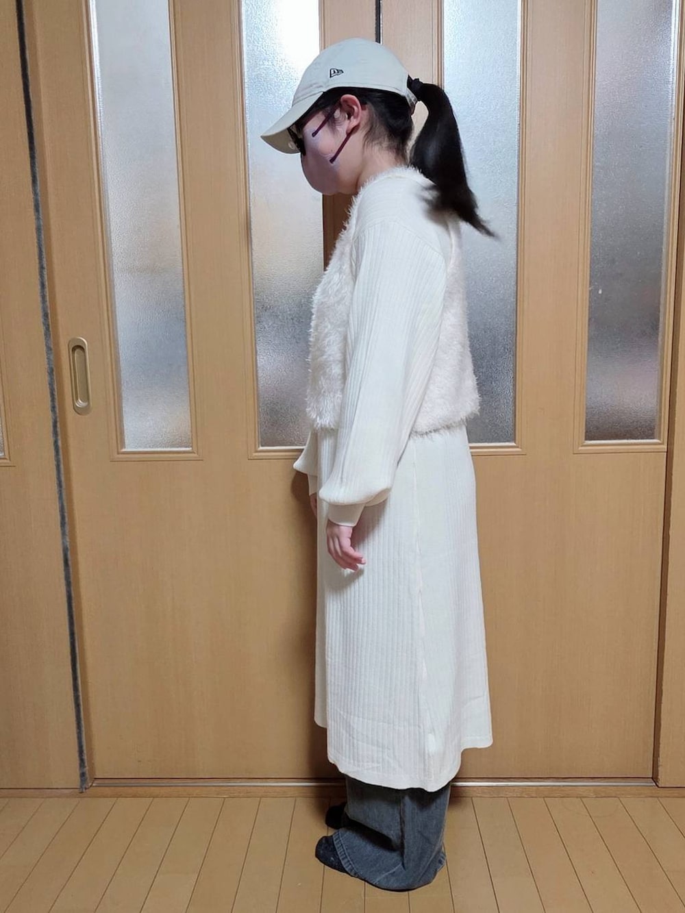 ホワイト系のワンピース、ブラック系のつなぎ/オールインワンを着用したキッズの冬コーディネートの2枚目の写真