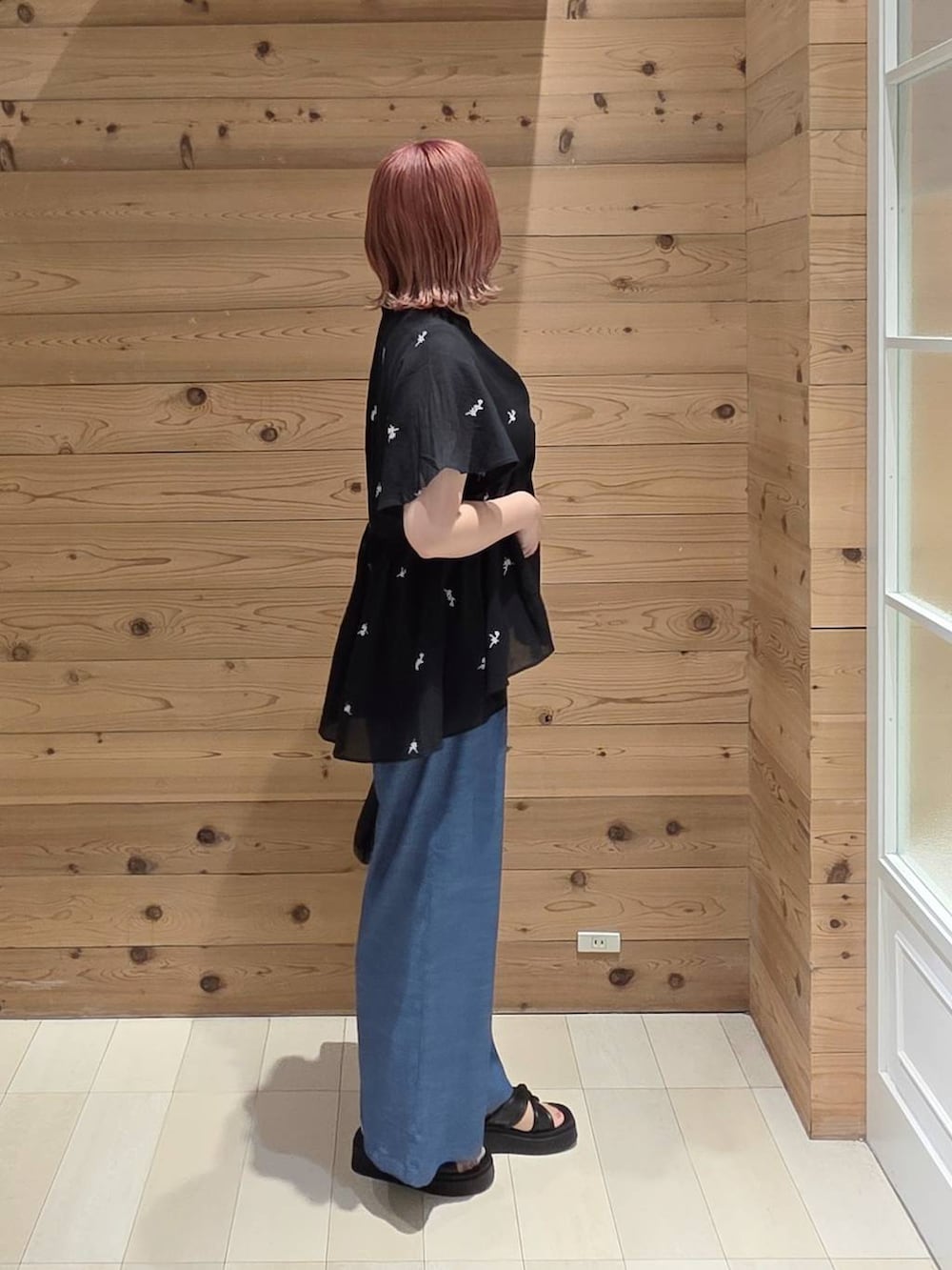 ブルー系のその他パンツ、ホワイト系のタンクトップ、ブラック系のボディバッグ/ウエストポーチを着用したレディースの夏コーディネートの2枚目の写真