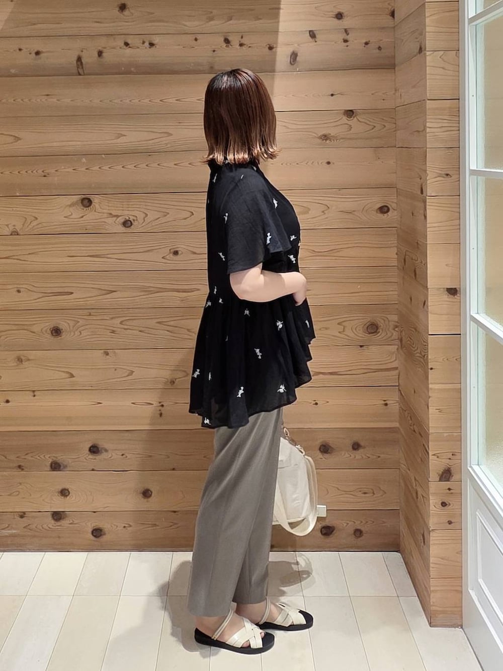 ブラウン系のその他パンツ、ホワイト系のタンクトップ、ベージュ系のサンダルを着用したレディースの夏コーディネートの2枚目の写真