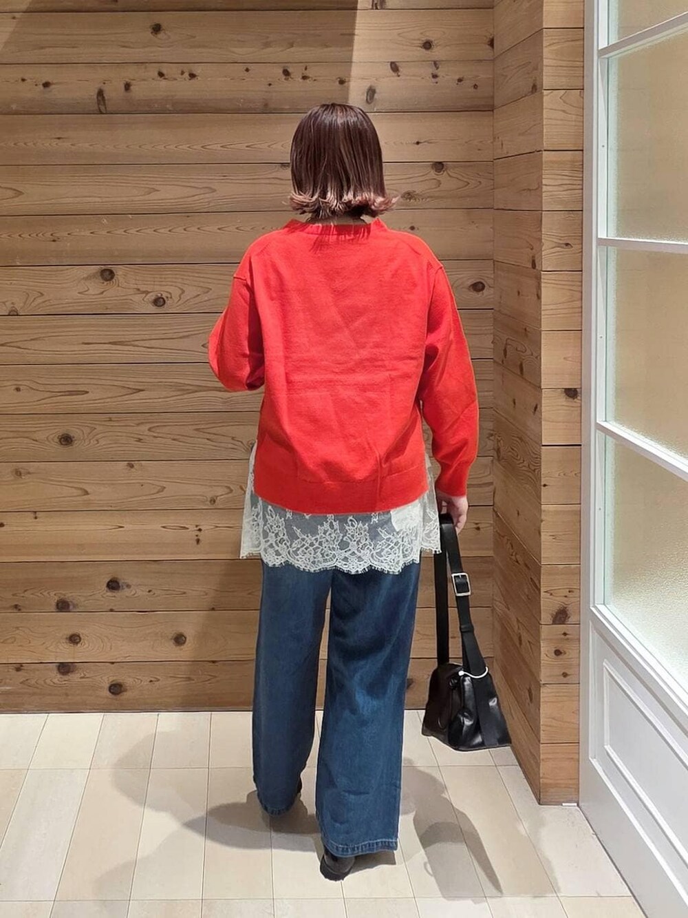 ブラック系のローファー、ブルー系のデニムパンツ、ホワイト系のキャミソールを着用したレディースの春コーディネートの3枚目の写真