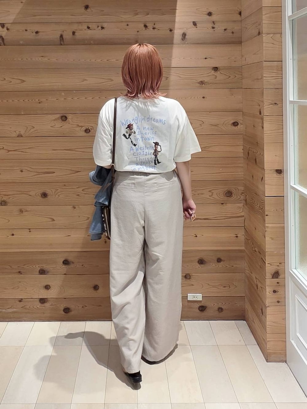 その他のショルダーバッグ、ベージュ系のその他パンツ、ブルー系のシャツ/ブラウスを着用したレディースの夏コーディネートの3枚目の写真