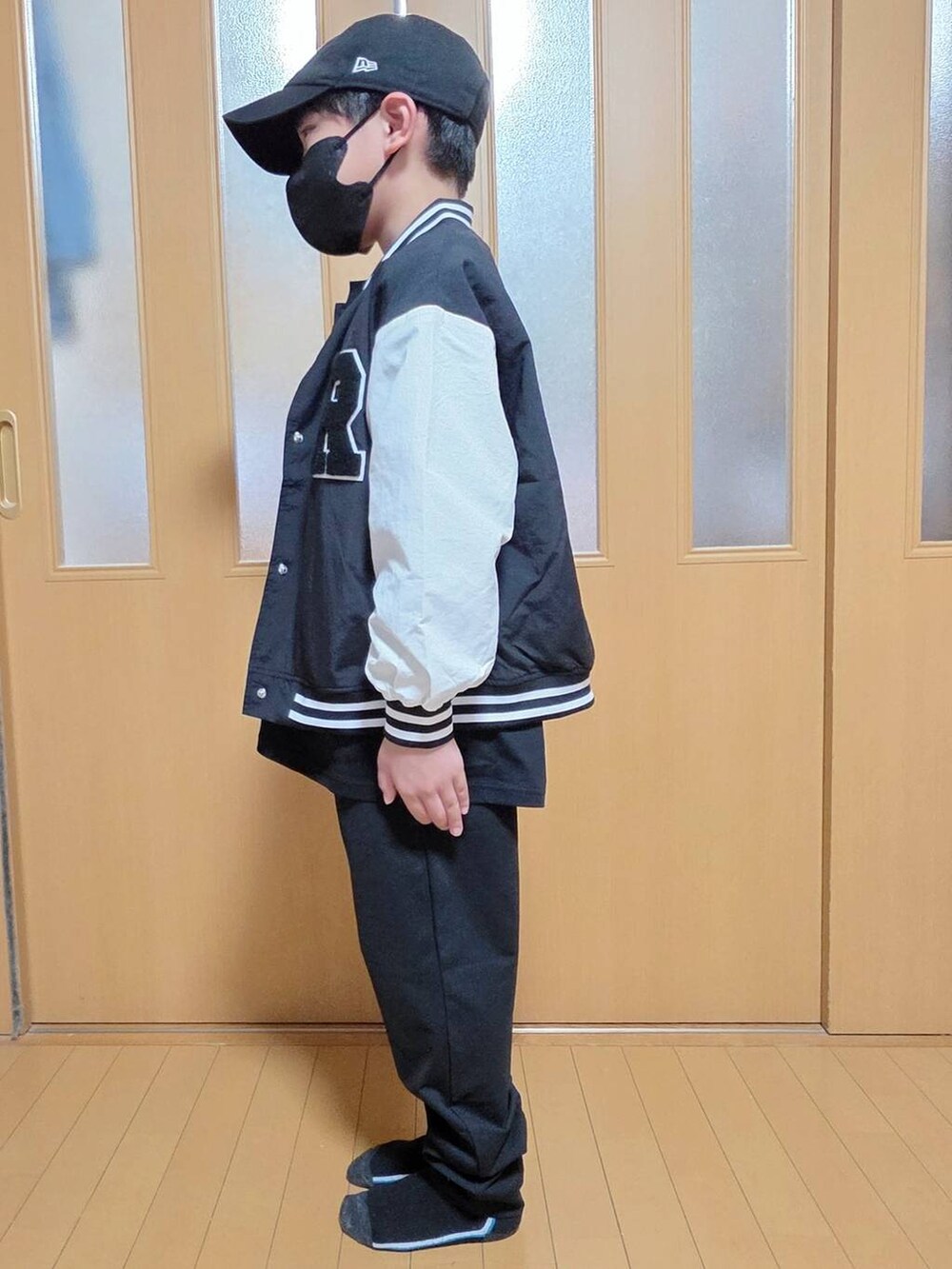 ブラック系のブルゾン、ブラック系のTシャツ/カットソー、ブラック系のキャップを着用したレディースの秋コーディネートの2枚目の写真