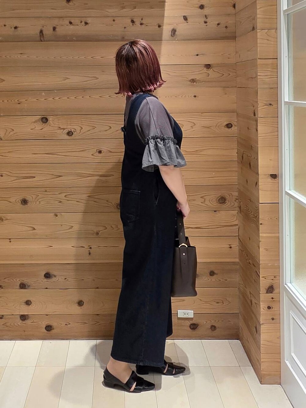 ブルー系のサロペット/オーバーオール、ブラウン系のショルダーバッグ、ブラック系のパンプスを着用したレディースの夏コーディネートの2枚目の写真