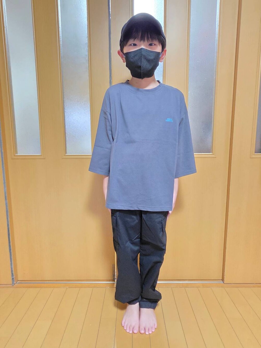 ブルー系のデニムパンツ、ブラック系のカーゴパンツ、レッド系のTシャツ/カットソーを着用したキッズの秋コーディネートの2枚目の写真
