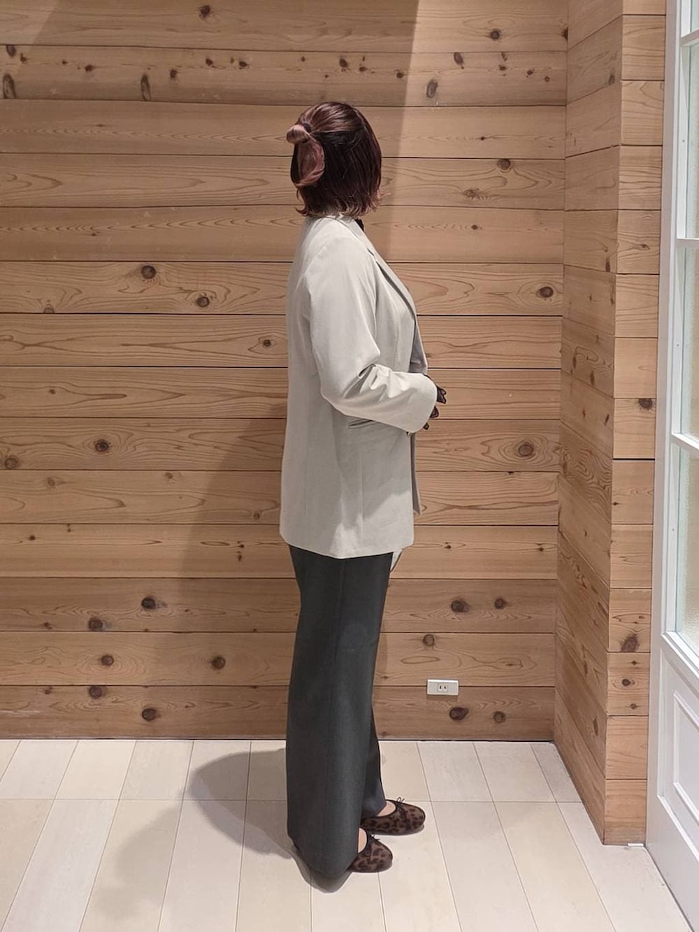 シルバー系のショルダーバッグ、その他のバレエシューズ、ブラック系のシャツ/ブラウスを着用したレディースの春コーディネートの2枚目の写真