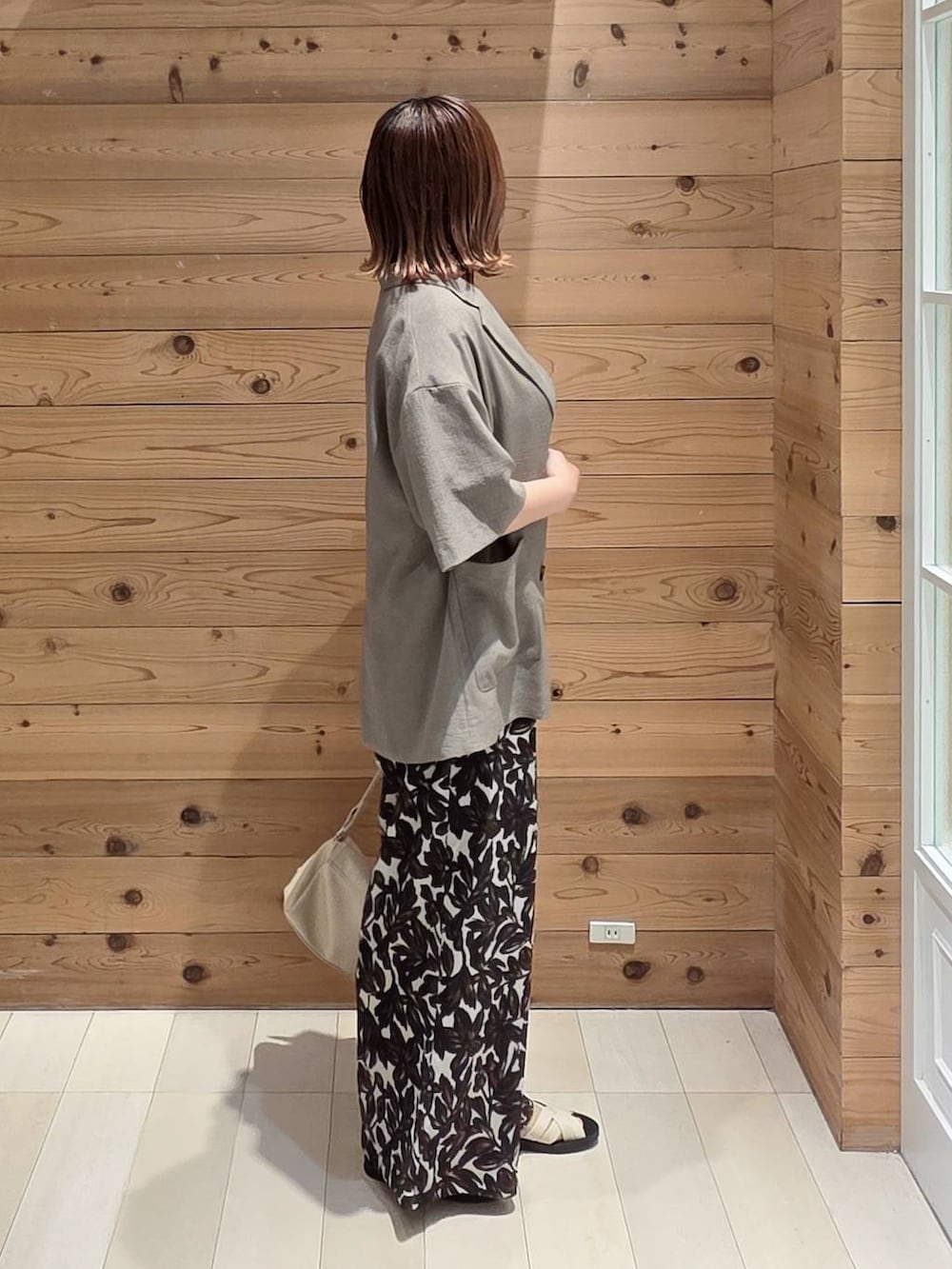 ブラウン系のテーラードジャケット、ベージュ系のその他パンツ、ホワイト系のTシャツ/カットソーを着用したレディースの夏コーディネートの2枚目の写真