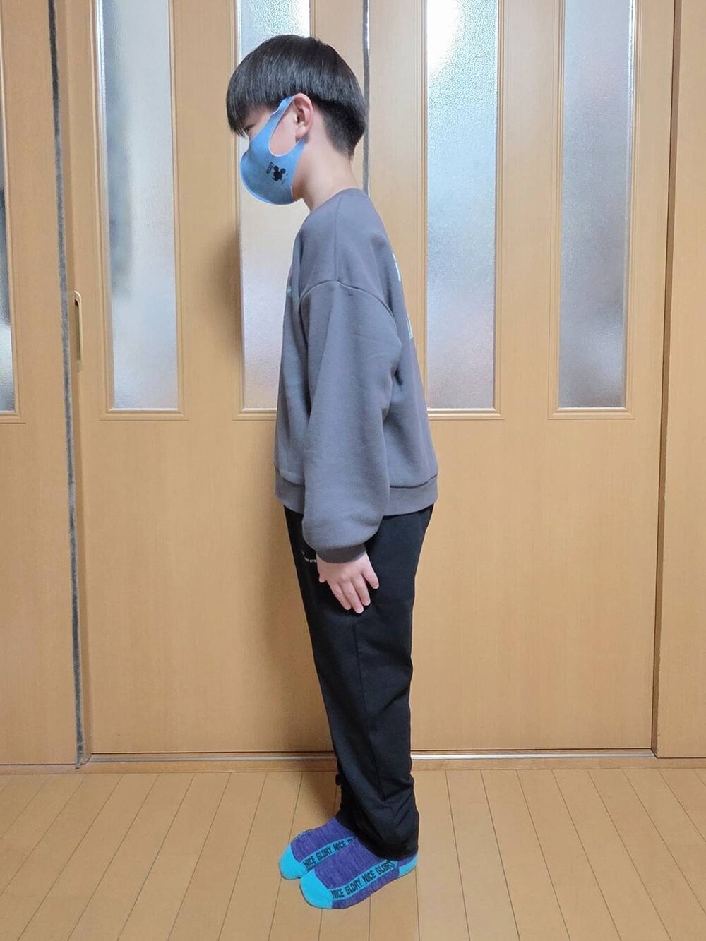 ブラック系のブルゾン、グレー系のスウェットを着用したキッズの秋コーディネートの3枚目の写真