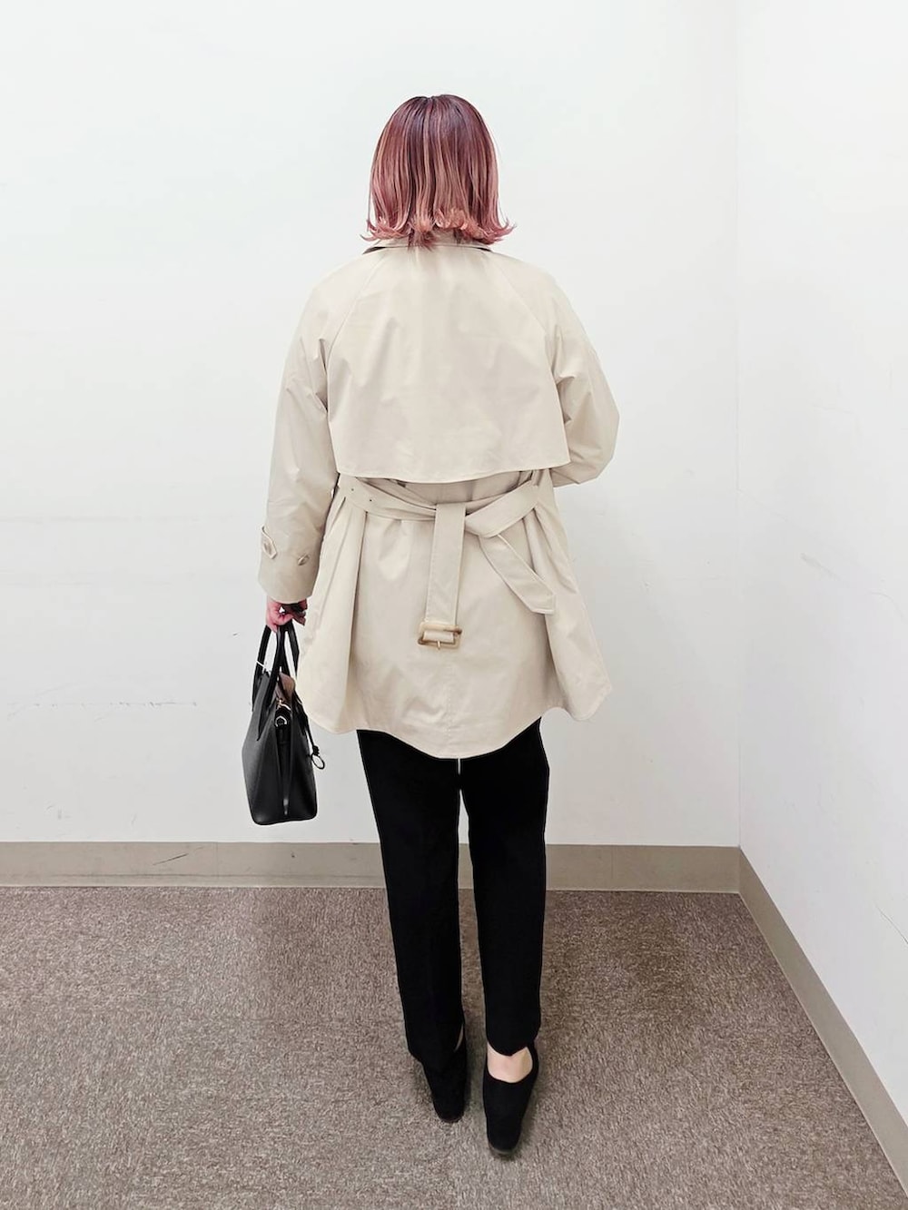 ブラック系のショルダーバッグ、ブラック系のパンプス、ブラック系のセットアップを着用したレディースの冬コーディネートの3枚目の写真