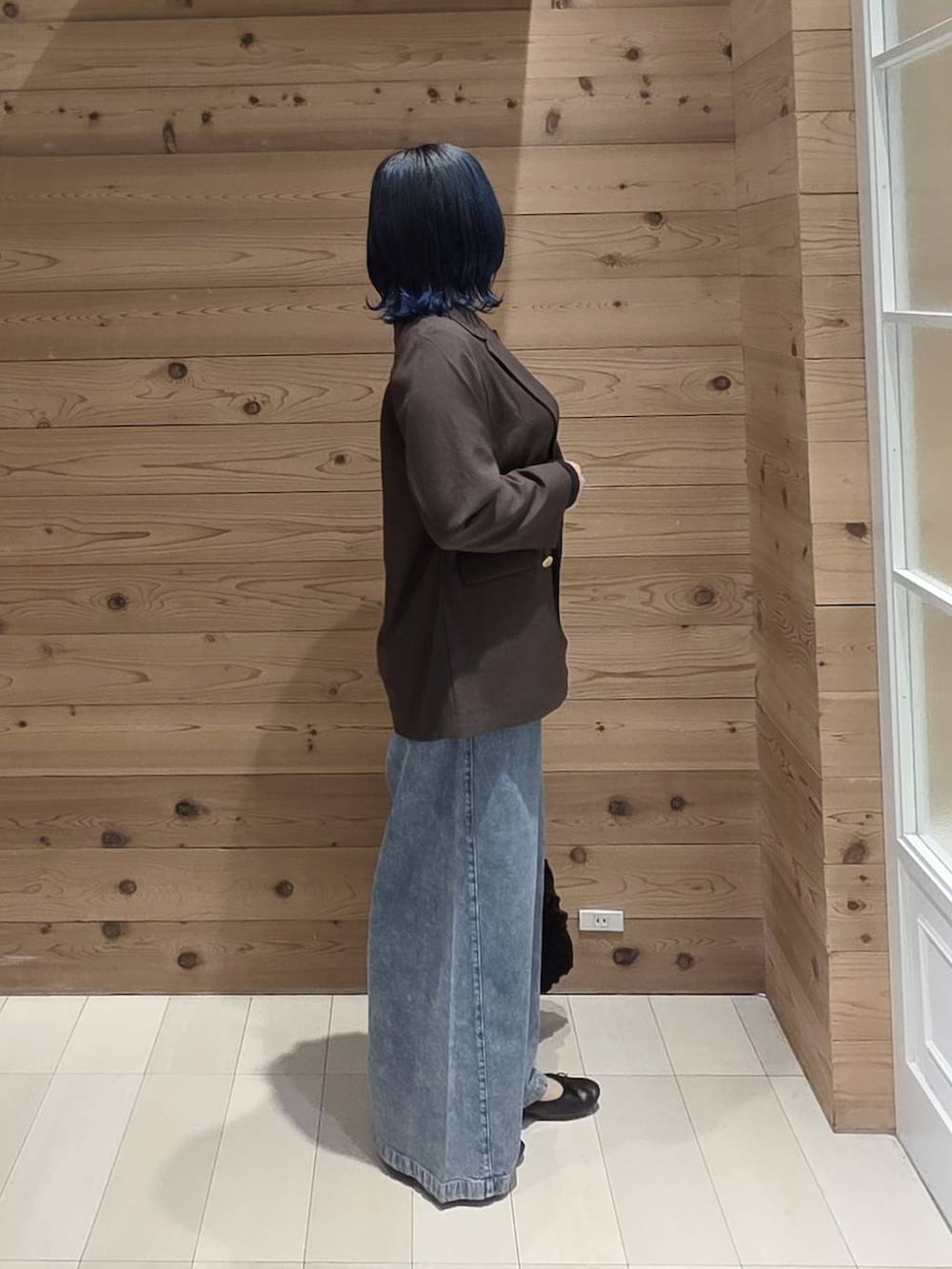 ブラック系のTシャツ/カットソー、グレー系のTシャツ/カットソー、ブラック系のバレエシューズを着用したレディースの秋コーディネートの2枚目の写真