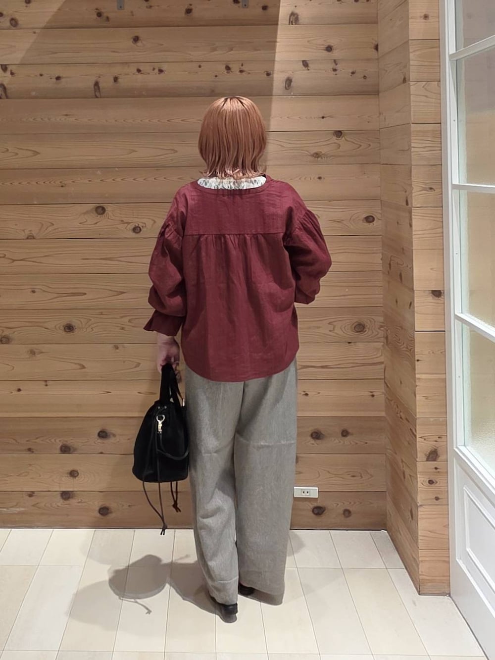 ブラック系のハンドバッグ、レッド系のシャツ/ブラウス、ブラック系のタンクトップを着用したレディースの夏コーディネートの3枚目の写真