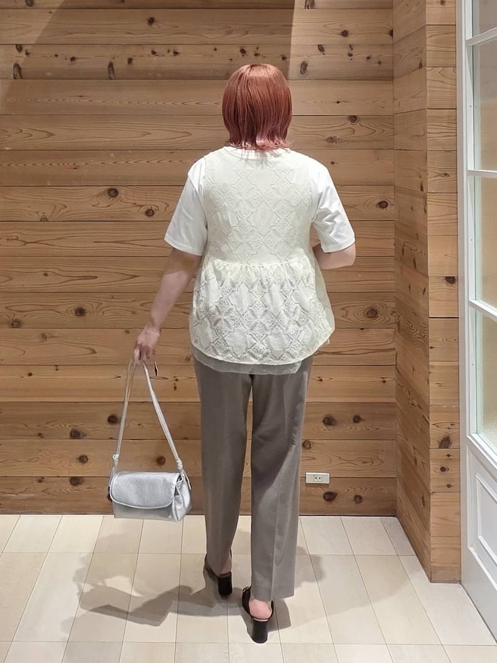 シルバー系のショルダーバッグ、ブラウン系のその他パンツ、ホワイト系のTシャツ/カットソーを着用したレディースの夏コーディネートの3枚目の写真