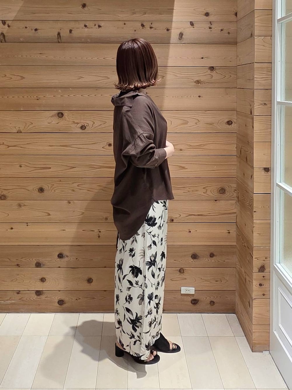 ブラウン系のシャツ/ブラウス、ホワイト系のその他パンツ、ブラック系のタンクトップを着用したレディースの春コーディネートの2枚目の写真
