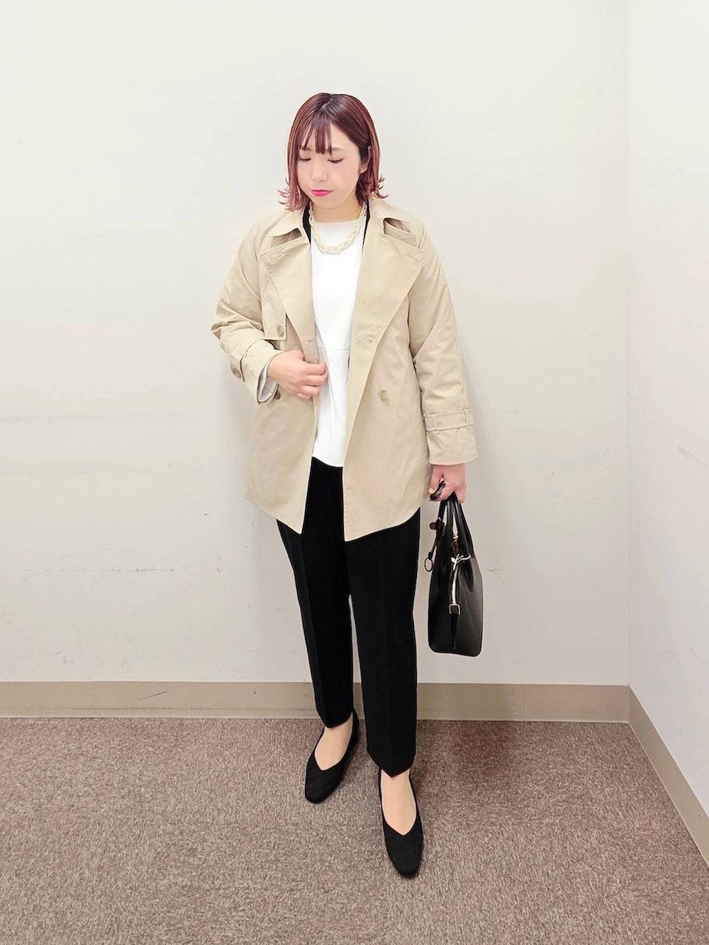 ブラック系のショルダーバッグ、ブラック系のパンプス、ブラック系のセットアップを着用したレディースの冬コーディネートの4枚目の写真