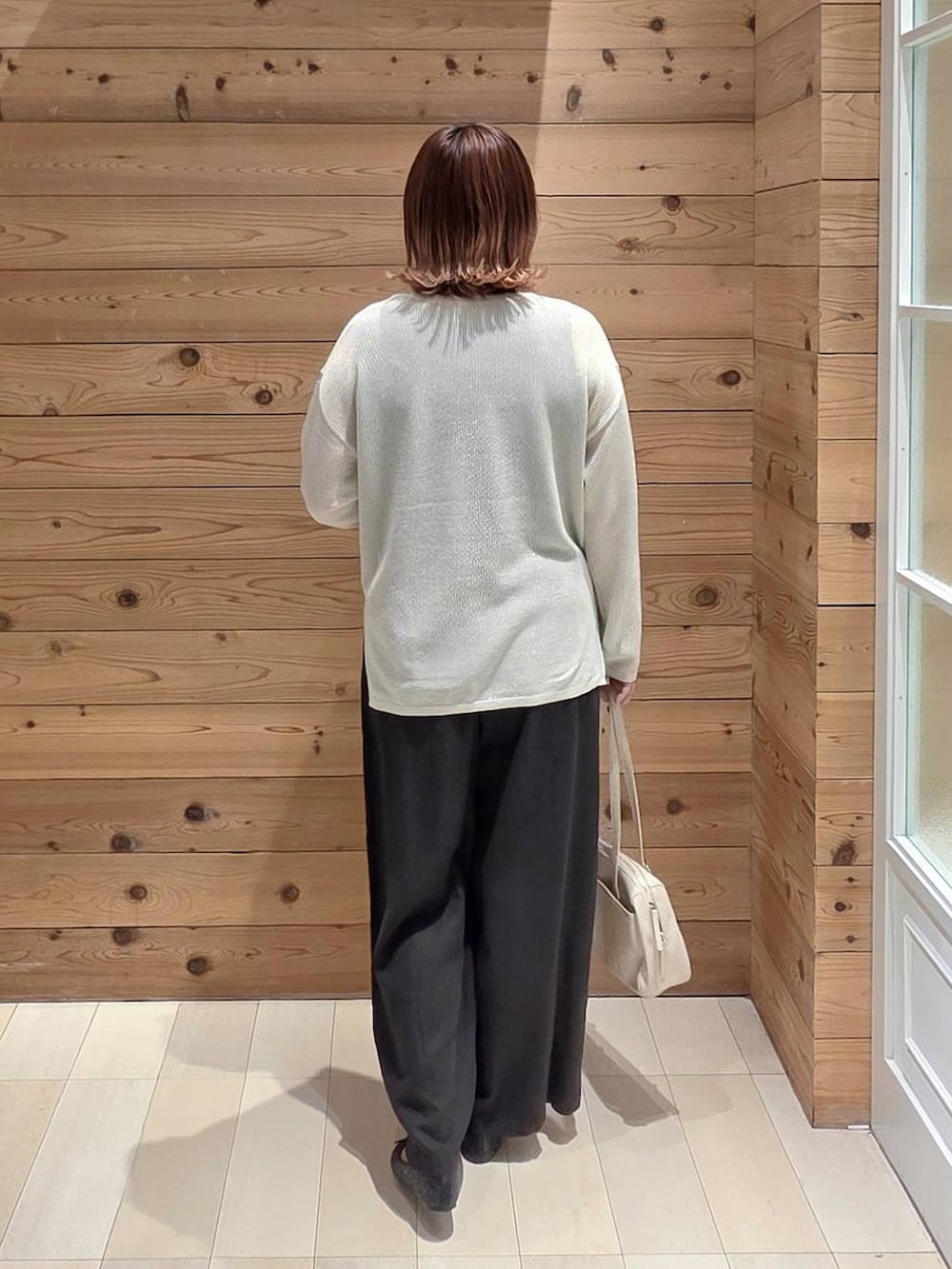 ブラック系のバレエシューズ、ブラック系のその他パンツ、ブラック系のタンクトップを着用したレディースの春コーディネートの3枚目の写真