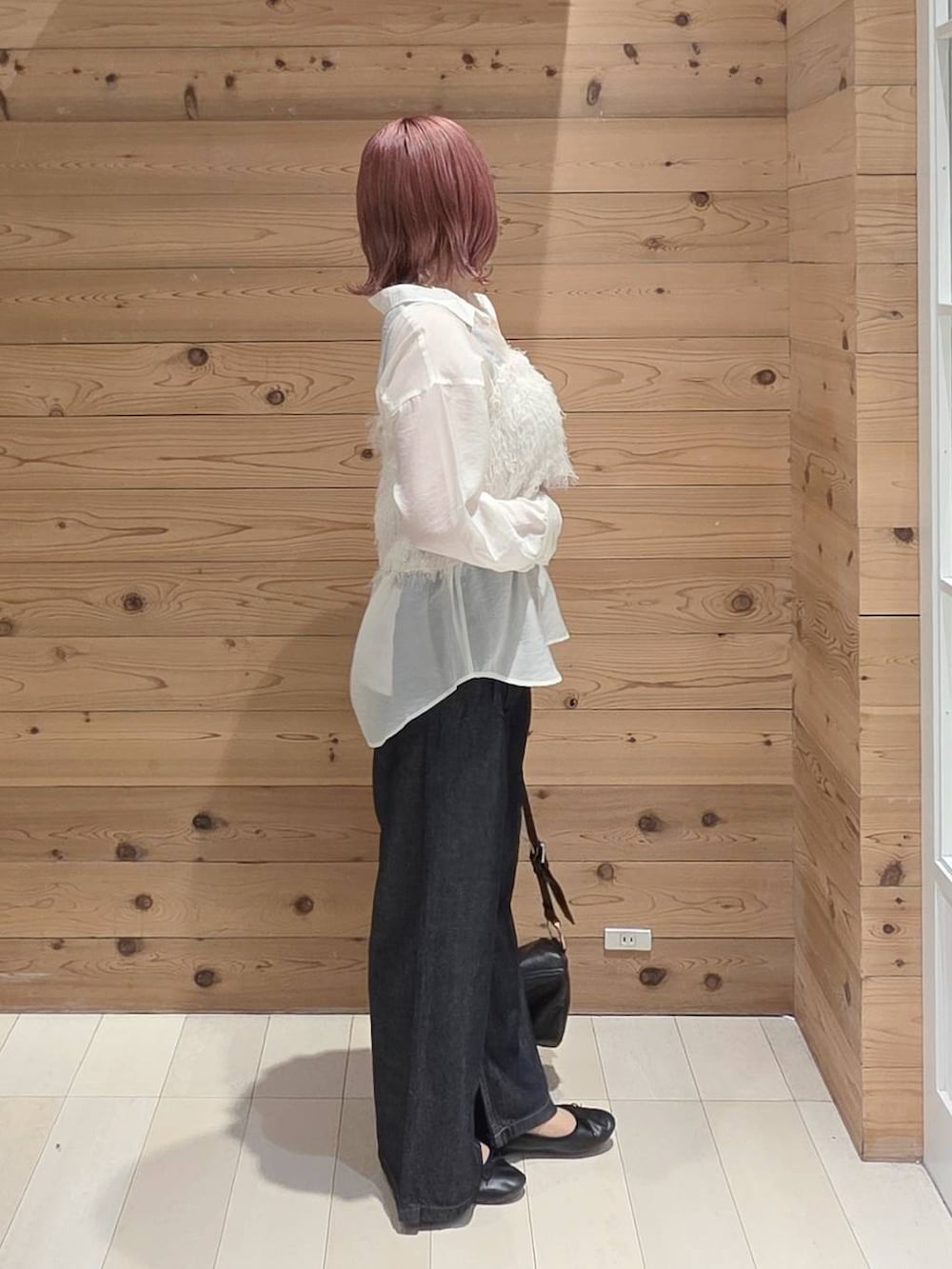 ブラック系のバレエシューズ、ホワイト系のシャツ/ブラウス、ブラック系のショルダーバッグを着用したレディースの夏コーディネートの2枚目の写真