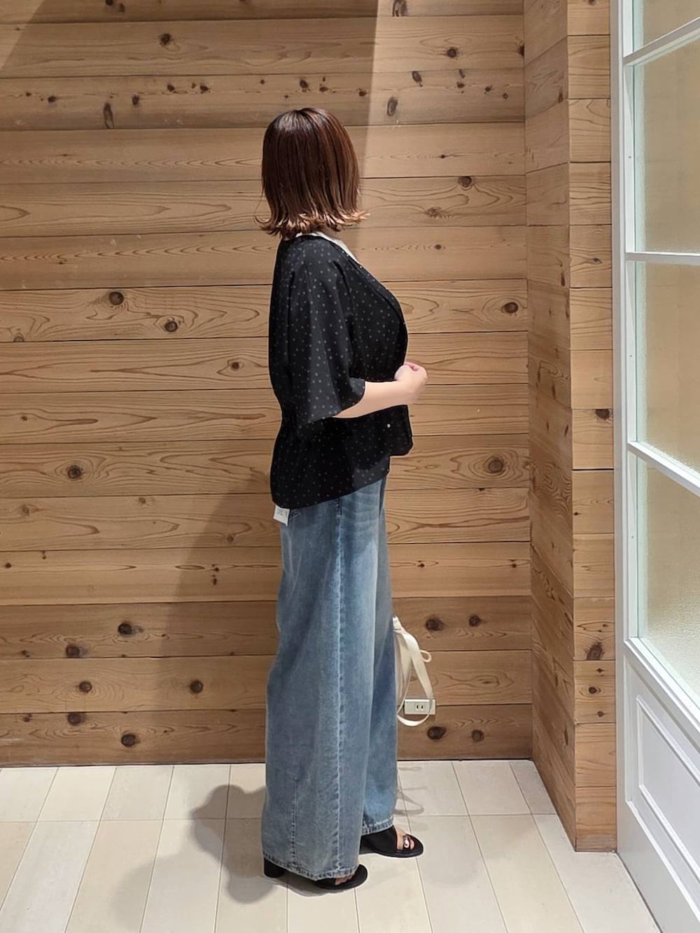 ブルー系のデニムパンツ、その他のシャツ/ブラウス、ブラック系のサンダルを着用したレディースの夏コーディネートの2枚目の写真