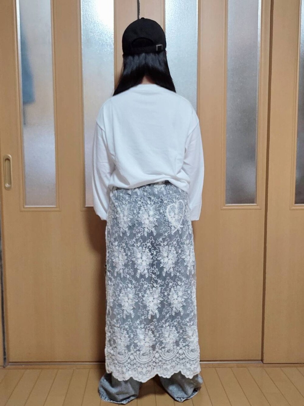 ブラック系のデニムパンツ、その他のスカート、ホワイト系のTシャツ/カットソーを着用したキッズの秋コーディネートの3枚目の写真