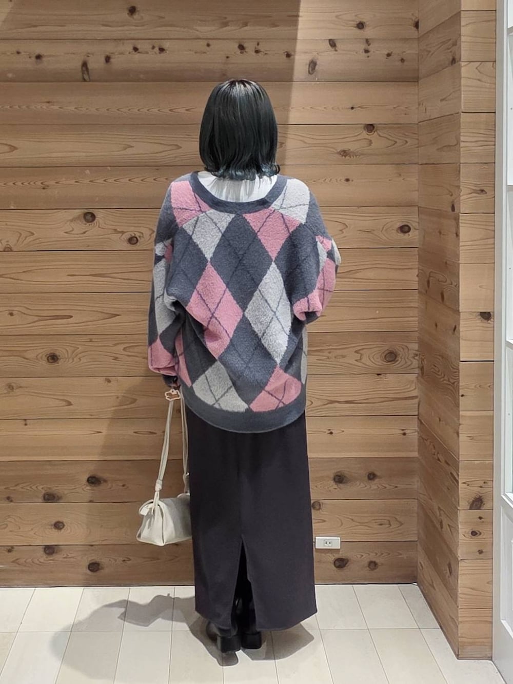 ホワイト系のTシャツ/カットソー、ベージュ系のショルダーバッグ、ブラック系のスカートを着用したレディースの秋コーディネートの3枚目の写真