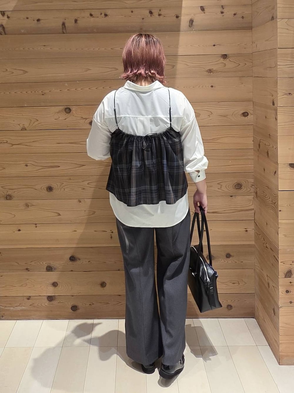 ブラック系のローファー、ブラック系のタンクトップ、ブラック系のボストンバッグを着用したレディースの秋コーディネートの3枚目の写真