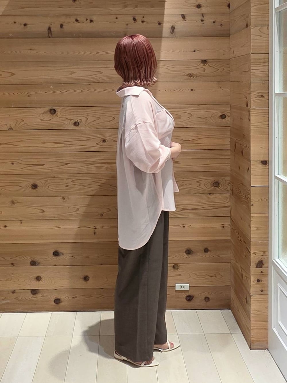 ブラック系のその他トップス、ブラウン系のその他パンツ、ブラック系のタンクトップを着用したレディースの夏コーディネートの2枚目の写真