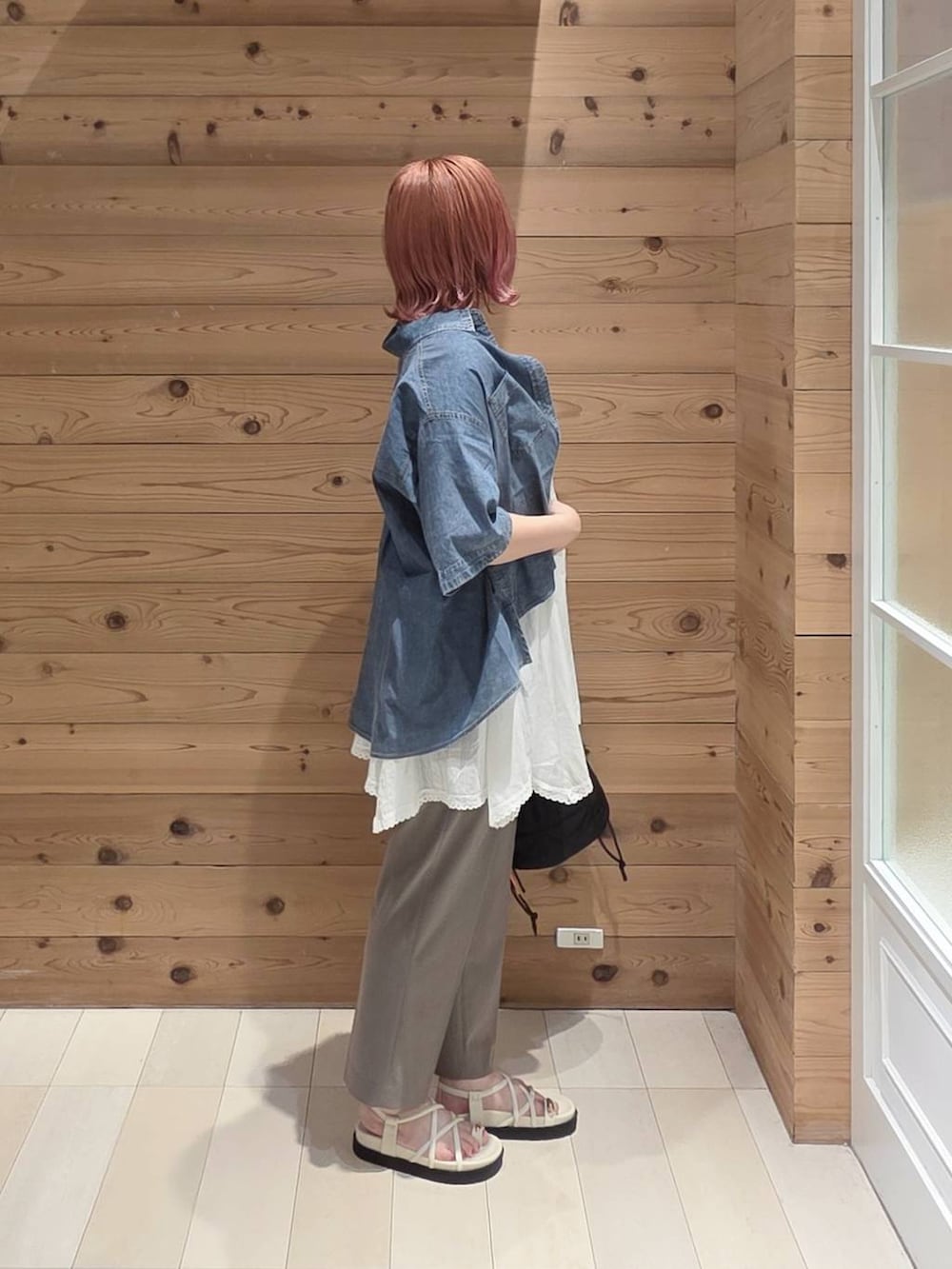 ホワイト系のシャツ/ブラウス、ブラック系のハンドバッグ、ブラウン系のその他パンツを着用したレディースの夏コーディネートの2枚目の写真