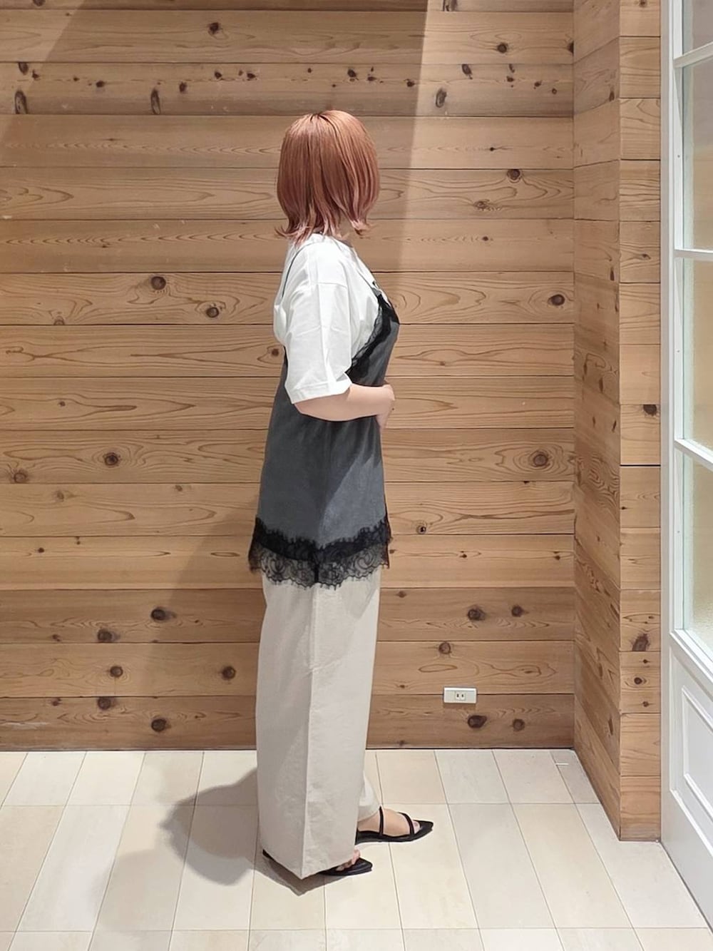 ベージュ系のその他パンツ、ブラック系のボディバッグ/ウエストポーチ、グレー系のキャミソールを着用したレディースの夏コーディネートの2枚目の写真