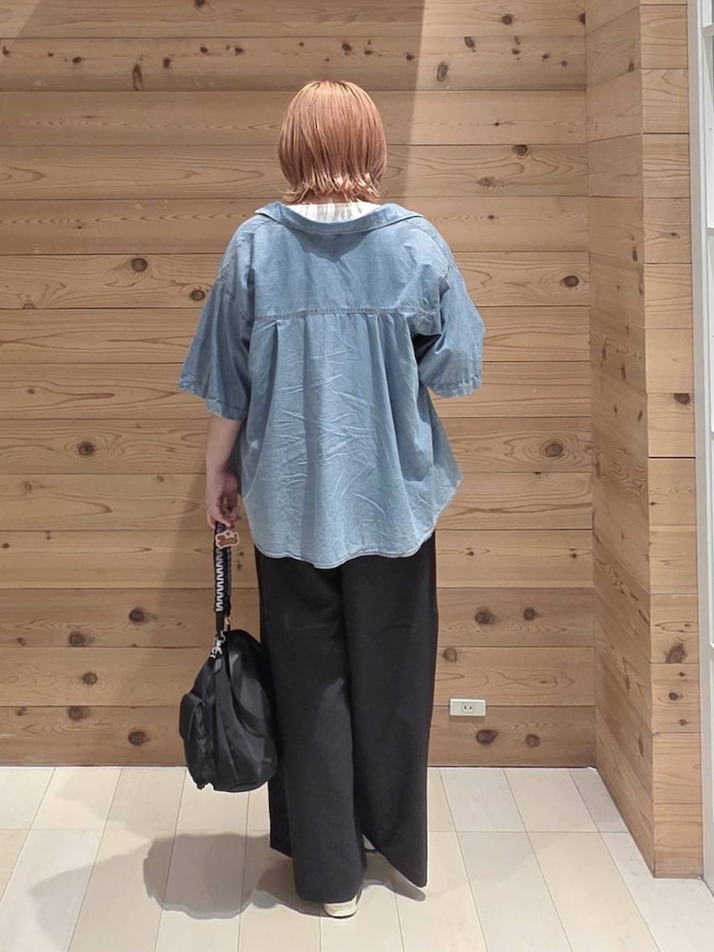 グレー系のその他パンツ、ホワイト系のTシャツ/カットソー、ブルー系のシャツ/ブラウスを着用したレディースの夏コーディネートの3枚目の写真