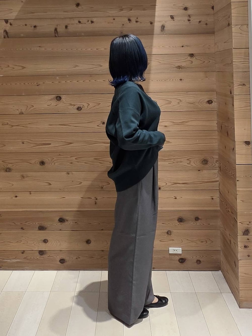 ブラック系のバレエシューズ、ブラック系のTシャツ/カットソー、グリーン系のカーディガン/ボレロを着用したレディースの秋コーディネートの2枚目の写真